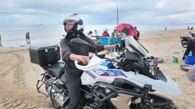 Рыбацкая деревня Лонгхай во Вьетнаме: дорога по пляжу и разбор свежего улова у моря