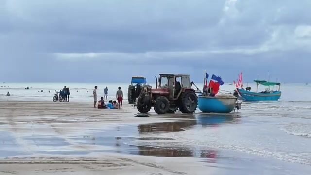 Рыбацкая деревня Лонгхай во Вьетнаме: дорога по пляжу и разбор свежего улова у моря
