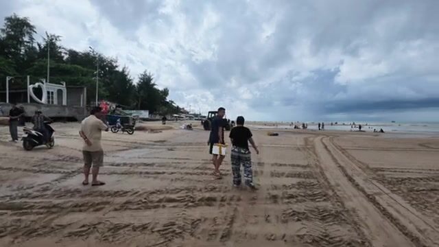 Рыбацкая деревня Лонгхай во Вьетнаме: дорога по пляжу и разбор свежего улова у моря