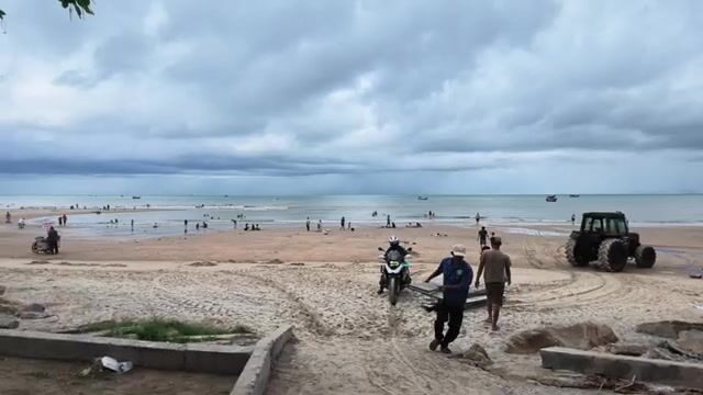 Рыбацкая деревня Лонгхай во Вьетнаме: дорога по пляжу и разбор свежего улова у моря