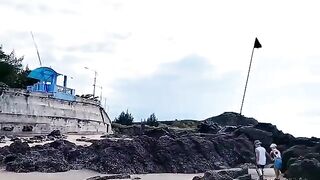 Семейный сбор морепродуктов на мелководье Лонгхая