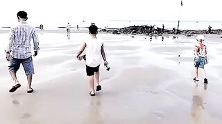 Семейный сбор морепродуктов на мелководье Лонгхая