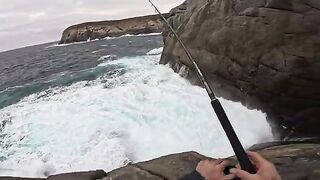 С обрыва к воде и обратно к костру на Южном океане