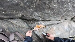 С обрыва к воде и обратно к костру на Южном океане