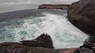 С обрыва к воде и обратно к костру на Южном океане