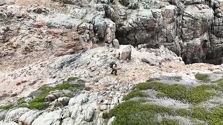 С обрыва к воде и обратно к костру на Южном океане