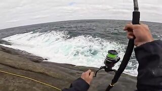С обрыва к воде и обратно к костру на Южном океане