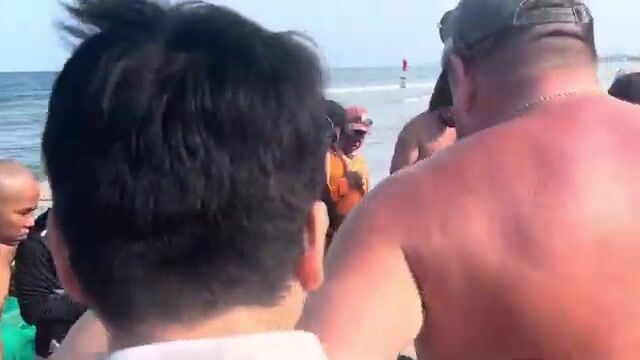 Как рыбаки вытягивают невод на пляже Микхе в Дананге: улов у берега Вьетнама