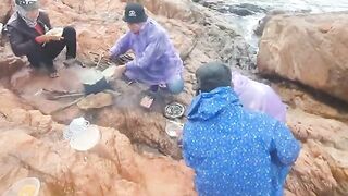 Волна изменила планы: компания рыболовов на Байсепе у Куинёна