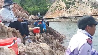 Волна изменила планы: компания рыболовов на Байсепе у Куинёна