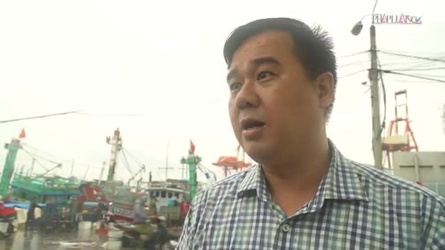 Рыбацкий порт Куинёна перед штормом: последние лодки возвращаются, а торговля готовится к закрытию