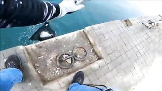 Две рыбы после сходов на утреннем берегу Синопа