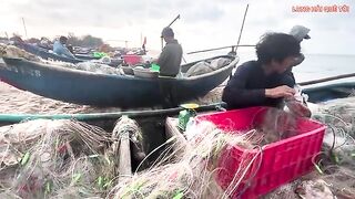 Утро в Хочаме: возвращение лодок и необычная находка в сети
