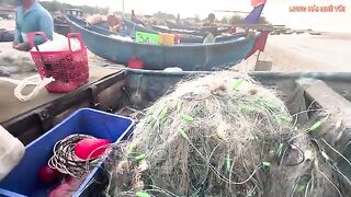 Утро в Хочаме: возвращение лодок и необычная находка в сети