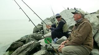 Утро на Каспии в Махачкале: вобла, подлещик и бычки у городского берега