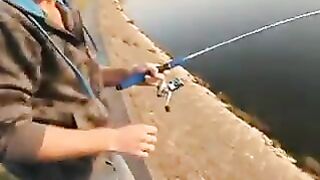 Рыбалка у городской воды в Осаке: спиннинг и возвращение рыбы