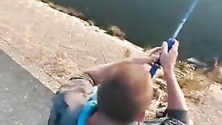 Рыбалка у городской воды в Осаке: спиннинг и возвращение рыбы