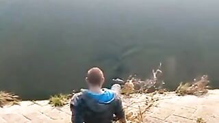 Рыбалка у городской воды в Осаке: спиннинг и возвращение рыбы