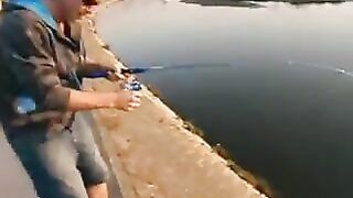 Рыбалка у городской воды в Осаке: спиннинг и возвращение рыбы