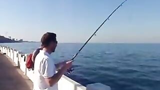 Морской сом у берега Мозамбика: поклевка и короткое вываживание