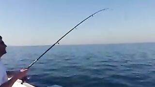Морской сом у берега Мозамбика: поклевка и короткое вываживание