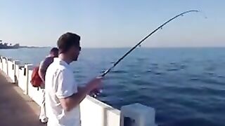 Морской сом у берега Мозамбика: поклевка и короткое вываживание