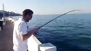 Морской сом у берега Мозамбика: поклевка и короткое вываживание