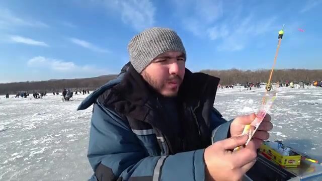 Зимняя рыбалка на корюшку у острова Русский: первый выход на лед, блесны и проба самодура