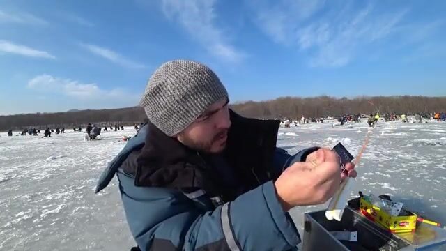 Зимняя рыбалка на корюшку у острова Русский: первый выход на лед, блесны и проба самодура