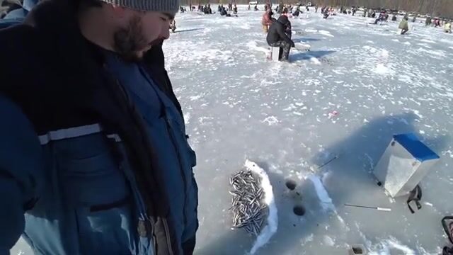 Зимняя рыбалка на корюшку у острова Русский: первый выход на лед, блесны и проба самодура