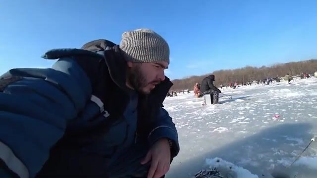 Зимняя рыбалка на корюшку у острова Русский: первый выход на лед, блесны и проба самодура