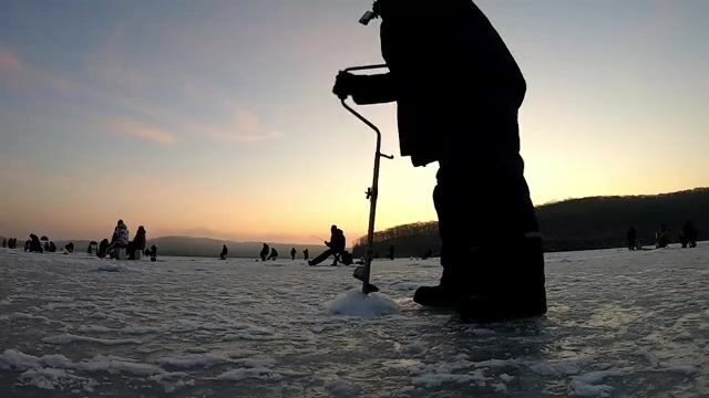 Зимняя рыбалка на корюшку у острова Русский: первый выход на лед, блесны и проба самодура