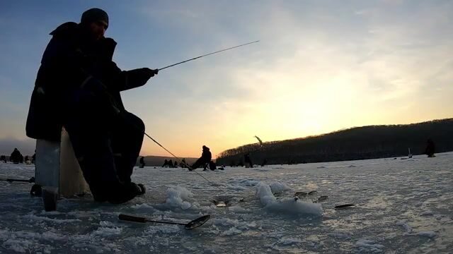 Зимняя рыбалка на корюшку у острова Русский: первый выход на лед, блесны и проба самодура
