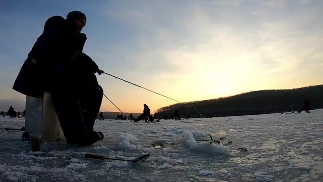 Зимняя рыбалка на корюшку у острова Русский: первый выход на лед, блесны и проба самодура
