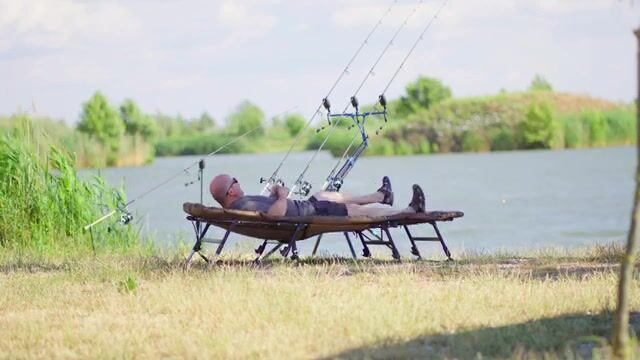 Раскладушка Zfish Condor для ночной рыбалки: восемь ножек, матрас и устройство каркаса