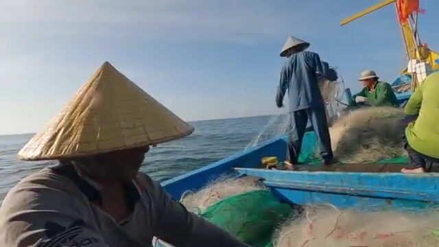 Ночной выход из Лонгхая: как рыбаки ищут косяк под водой и ставят сеть