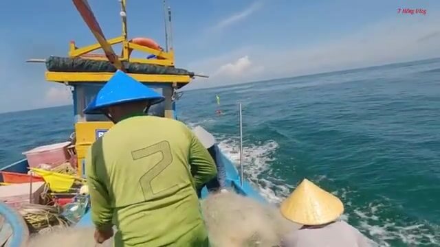 Ночной выход из Лонгхая: как рыбаки ищут косяк под водой и ставят сеть
