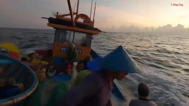 Ночной выход из Лонгхая: как рыбаки ищут косяк под водой и ставят сеть