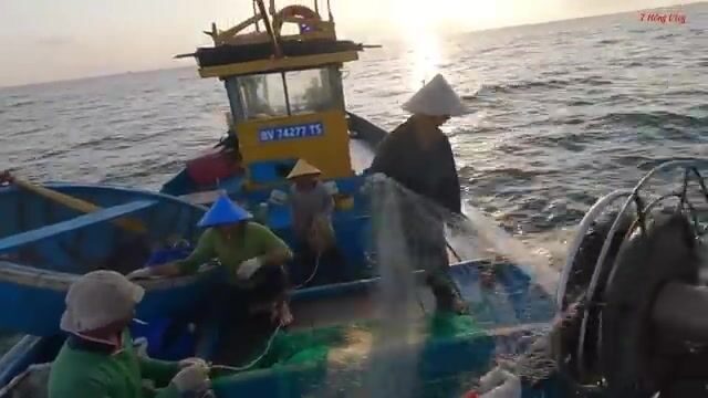 Ночной выход из Лонгхая: как рыбаки ищут косяк под водой и ставят сеть