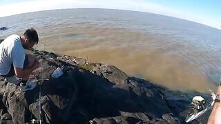 Рыбалка у маяка в Колония-дель-Сакраменто: камни, течение и ранний подъем