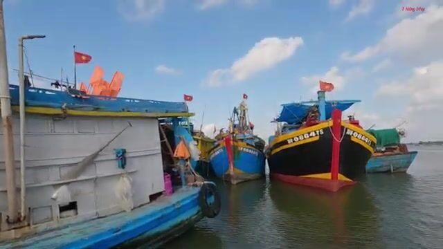Пять дней в море у Лонгхая: рыбаки ставят сети по течению и возвращаются в родной порт