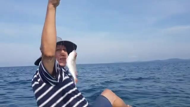 Рыба у причала Зыонгдонг на Фукуоке: лодка, порт и улов в ведре
