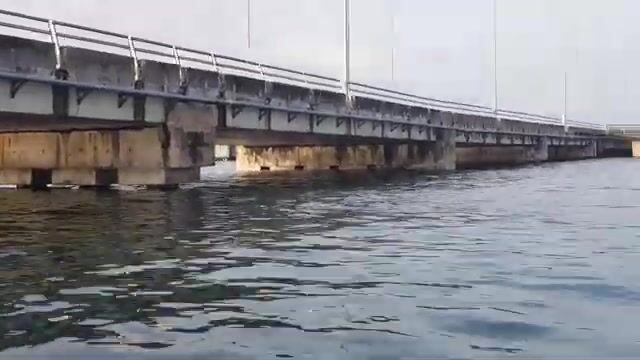 Рыба у причала Зыонгдонг на Фукуоке: лодка, порт и улов в ведре