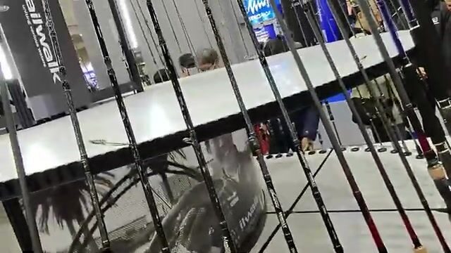 Fishing Show Osaka 2025: японская выставка снастей, сборка удилищ и ловля форели в аквариуме
