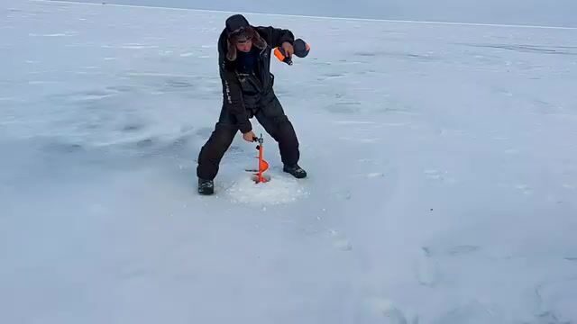 Зимняя рыбалка на налима в Онежском заливе Белого моря: корюшка на джиге и ночевка на льду