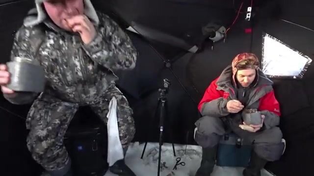 Налим со льда Онежского озера: снежная ночь в палатке, утренние поклевки и проверка поставушек