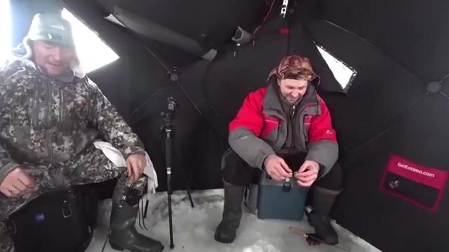 Налим со льда Онежского озера: снежная ночь в палатке, утренние поклевки и проверка поставушек