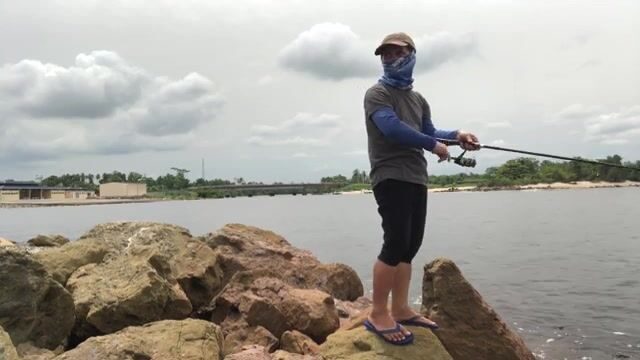 Береговая рыбалка в Бате, Экваториальная Гвинея: несколько поклевок подряд и рыба к обеду