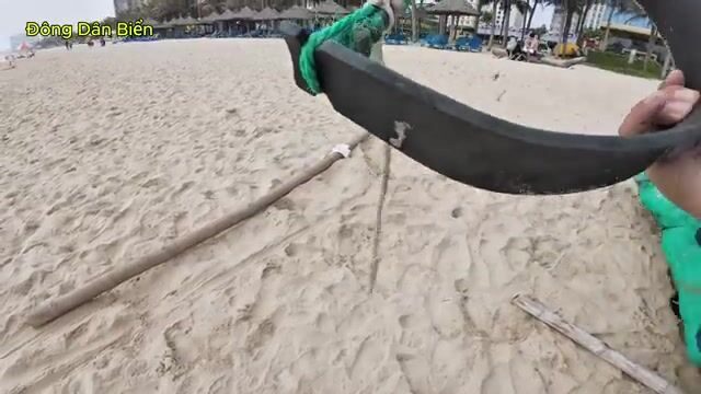 Невод на пляже Микхе в Дананге: помогаем рыбакам после недели волнения и встречаем улов