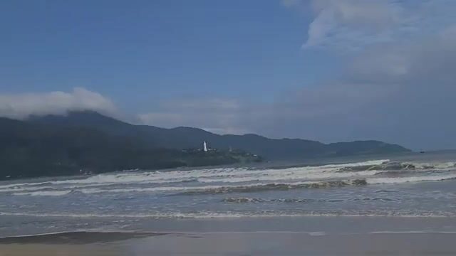 Рыбаки с неводом на пляже Микхе в Дананге: прогулка вдоль моря во Вьетнаме